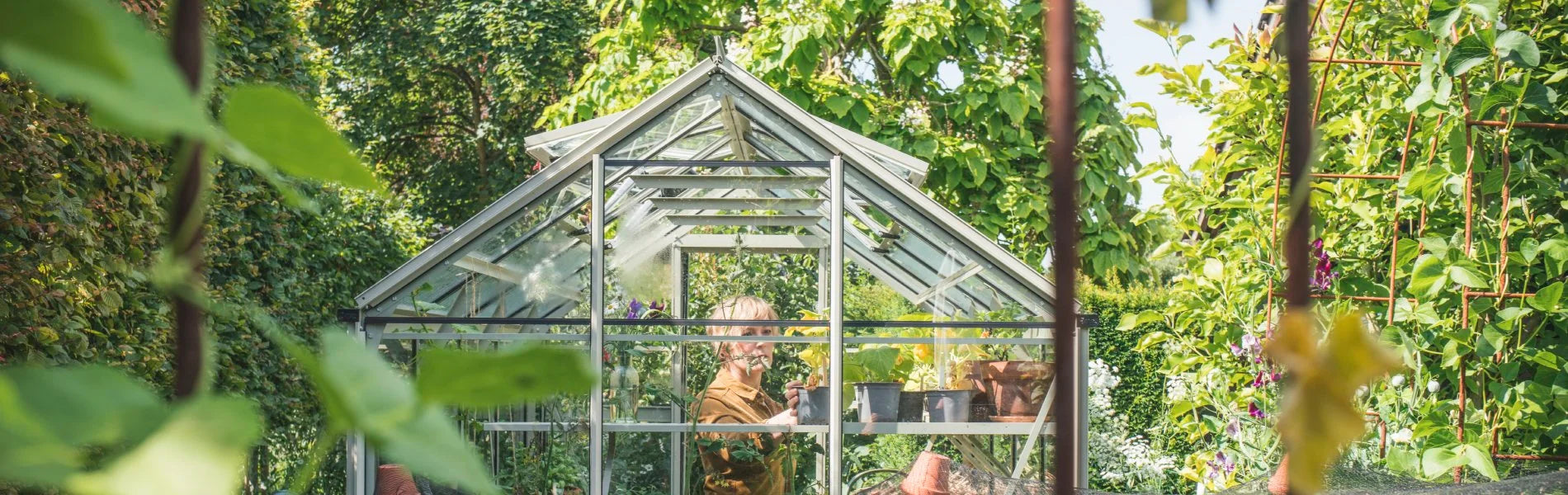 What’s the difference between a greenhouse and a glasshouse?